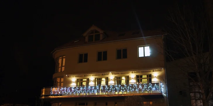 Restaurace stojí 5 minut chůze od hlavního náměstí.