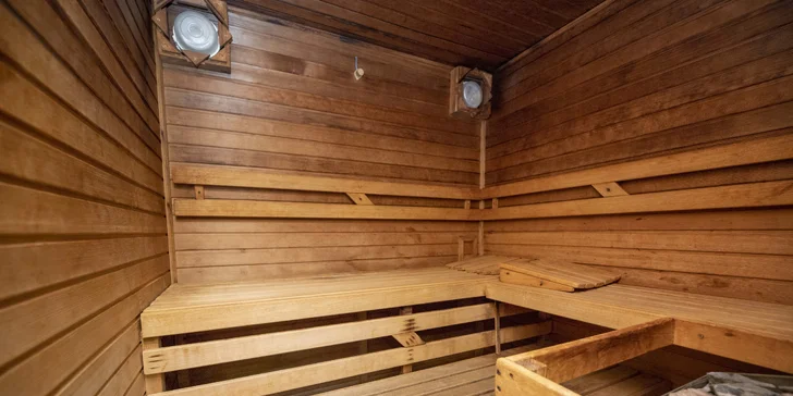 Ve wellness je suchá i parní sauna.