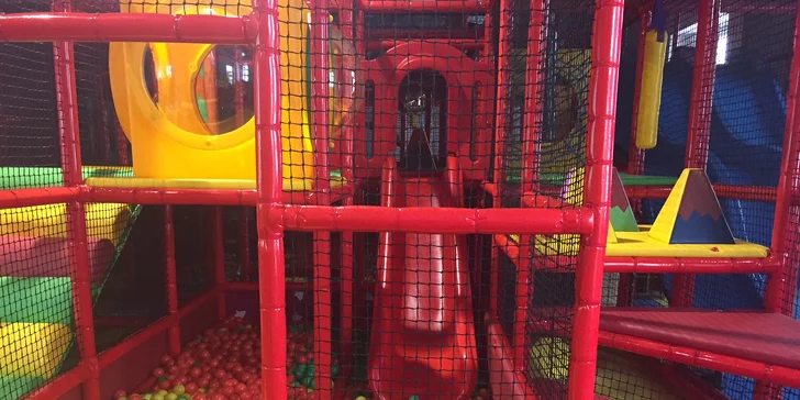 Na ploše více než 600 m² se tu nachází komplex prolézaček i obří bazén s míčky.