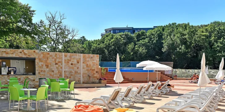Na střeše hotelu se nachází venkovní bazén (v provozu od května do září).
