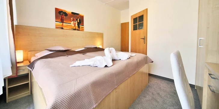 Ubytujete v pokojích Standard (24 m²) s vlastním sociálním zařízením i balkonem.
