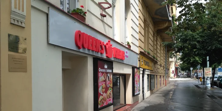 Moderní provozovnu Queen´s Kebab najdete na Vinohradech. 