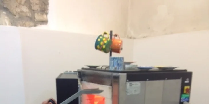 V peci mu stačí pár minut, je v ní až 700 °C.