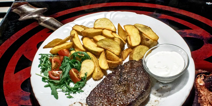 Steak dostanete se smaženými brambory a dipem.