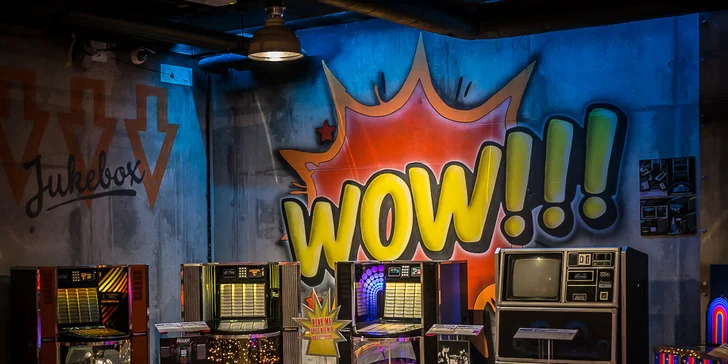 V rámci voucheru obdrží každý návštěvník hrací token – můžete si pustit jakoukoliv písničku z jukeboxu nebo si zahrát na pinballu.