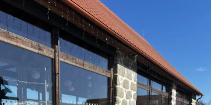 Restaurace nabízí i dvě venkovní zahrádky se slunečníky. 
