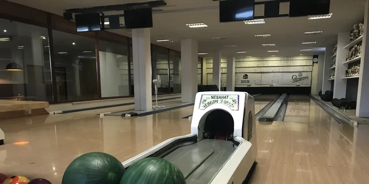 Samozřejmě vám tu zapůjčí i speciální bowlingovou obuv. 