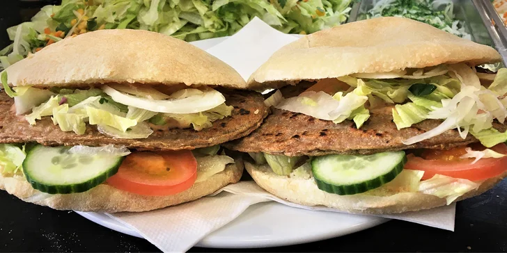 Dát si můžete kebab burger (hovězí nebo kuřecí maso, salát, cibule a americký dresink, houska).