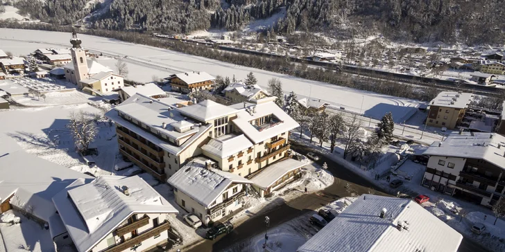 Zastávka skibusu je cca 100 m od hotelu.