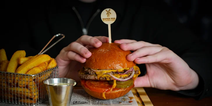 Bulky si pečou sami. V burgeru velikosti M je 180 gramů hovězího masa a další ingredience.