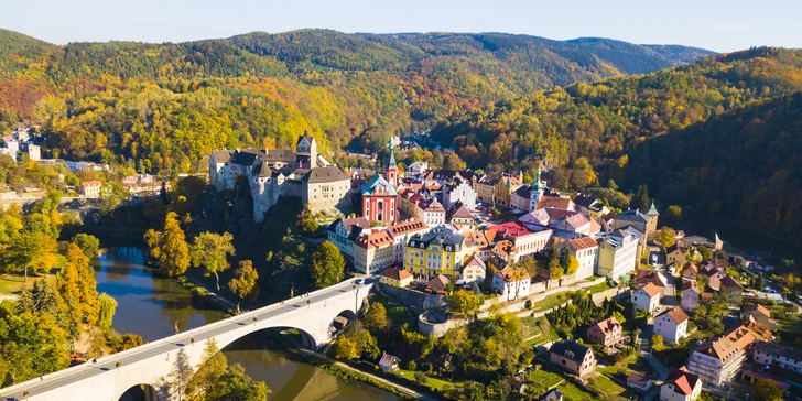 Výlet si naplánujte do Svatošských skal nebo do Karlových Varů.