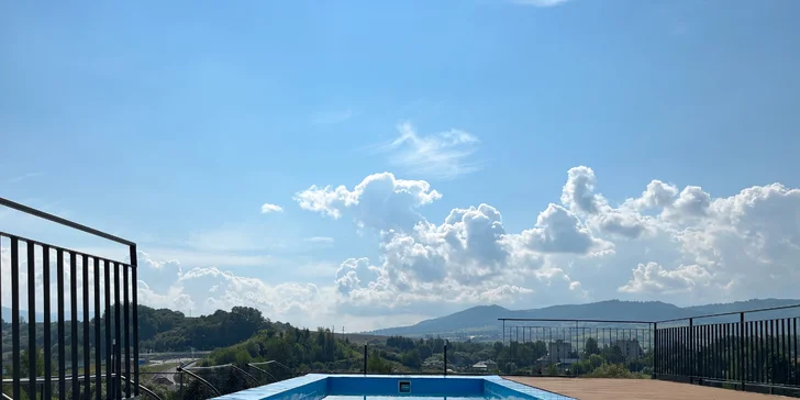 Můžete si užít relaxaci v bazénu na střeše, který je v provozu v letních měsících.