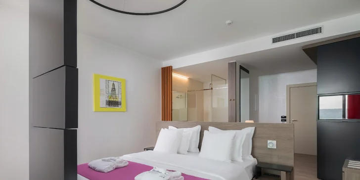 Bude pre vás pripravená jedna z priestranných (minimálne 33 m²) dvojlôžkových izieb s nádherným výhľadom na more.