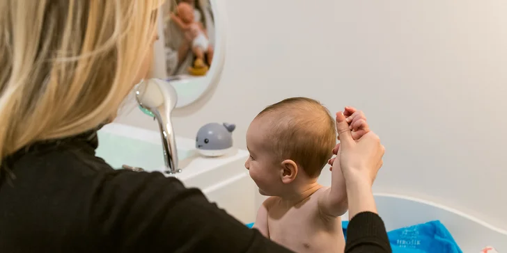 Procedúra zahŕňa jemnú rozcvičku, kúpanie vo vírivej vani a záverečnú masáž pre uvoľnenie svalov.
