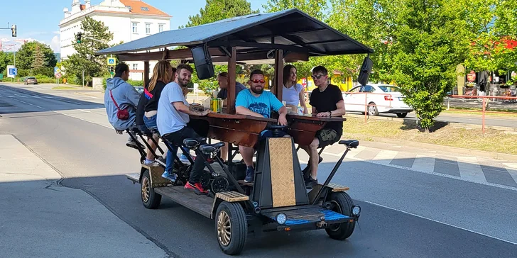 Pronájem Golden Bike na 90 min. až pro 17 osob: řidič a soudek piva nebo láhve prosecca
