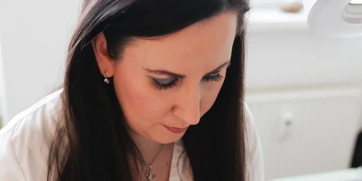 Čeká vás odlíčení pleti, samotný Biomicroneedling, maska a aplikace závěrečného séra.