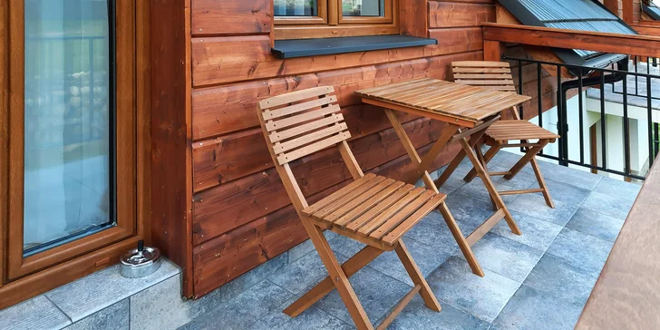Apartmány v patře mají balkon či terasu.