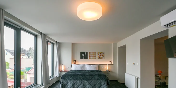 Pokoje se liší i velikostí – k mání jsou i prostorná apartmá s terasou a výhledem na město. (G15 Mondrian)