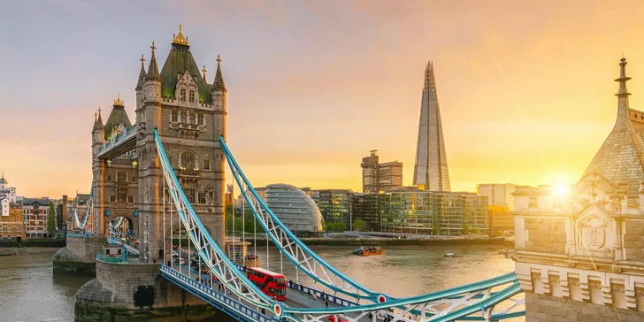 Projdete se po Tower Bridge.