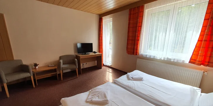 Apartmány majú navyše obývaciu miestnosť s rozkladacím gaučom, minibar, trezor a fén na vlasy. 