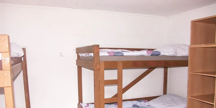 Děti budou spát v chatkách po 4. Mají tu palandy, skříně i stoleček.