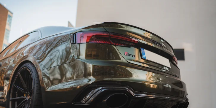 Těšte se na výkonný dvakrát přeplňovaný motor, pohon všech kol quattro a luxusní interiér s digitálními technologiemi.