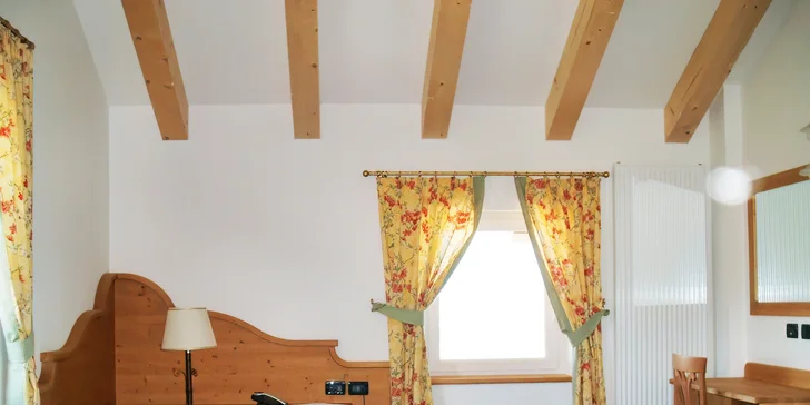 Všechny pokoje mají základní vybavení, tj. postel, skříň, stolek s židlí, TV, bezplatnou Wi‑Fi a telefon, některé pokoje mají také balkon. 