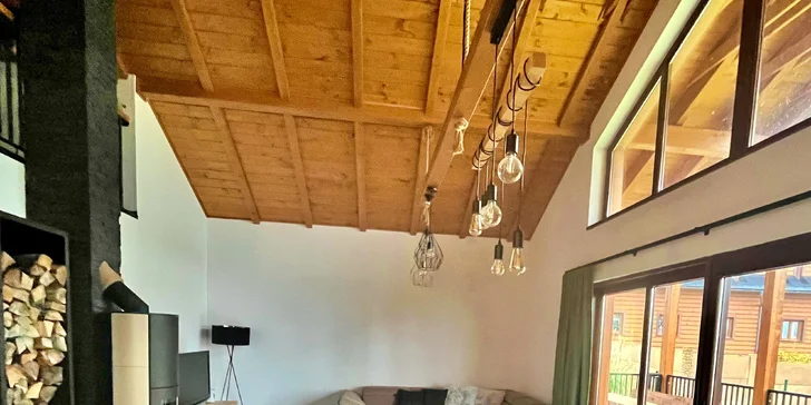 Pro zahnání nudy malých i velkých hostů jsou k dispozici různé společenské hry, případně připojení na Wi‑Fi.