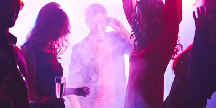 Kurzy jsou zaměřené na praktickou výuku, takže se budete učit přímo na DJ vybavení, a to od základů až po pokročilé techniky mixování.