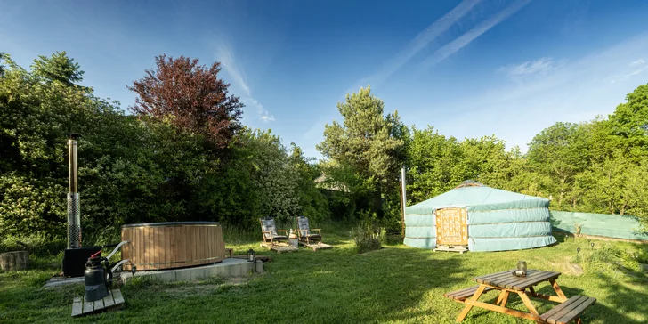  Pohodlí při spánku zajistí komfortní manželská postel se zdravotními matracemi, doplněná o další dvě jednolůžkové matrace.