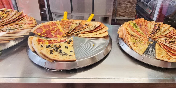 V nabídce je i pizza o průměru 32 nebo 45 cm. 