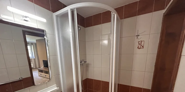Nechybí koupelna se sprchou a toaletou.