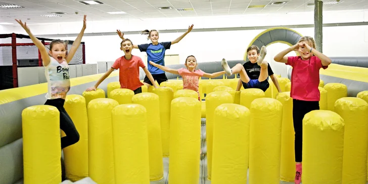 Řádění v nafukovacím parku pro malé i velké: monster slide, překážkové dráhy a další atrakce