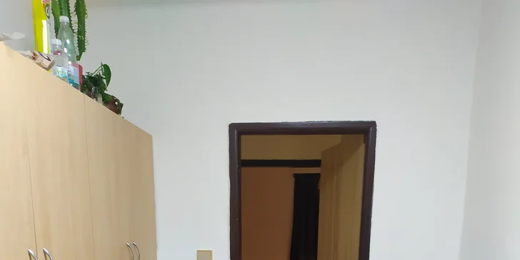 Kuchyně je oddělená od obývacích prostor.