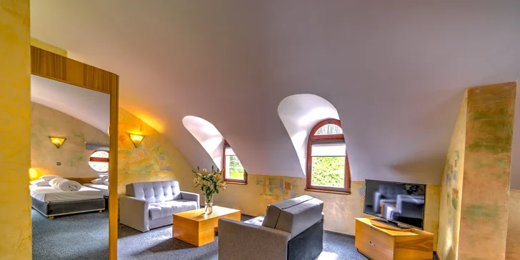 Některé pokoje mají balkon. 