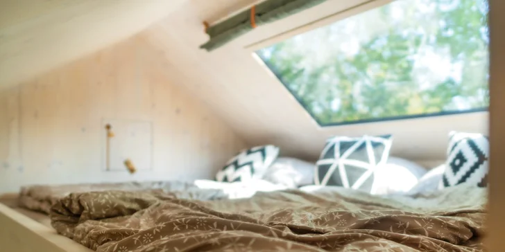 V důmyslně zařízeném posedu se můžete kochat výhledem do přírody u velkého okna, u praktického stolku posedět a poklábosit nebo jen tak relaxovat na prostorné posteli v podkroví. 