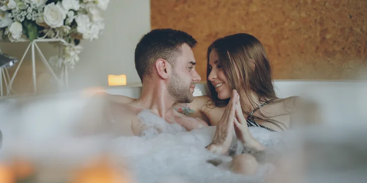 V elegantnej drevenej kadi pre dve osoby sa ponoríte do povzbudzujúceho aromaterapeutického kúpeľa.