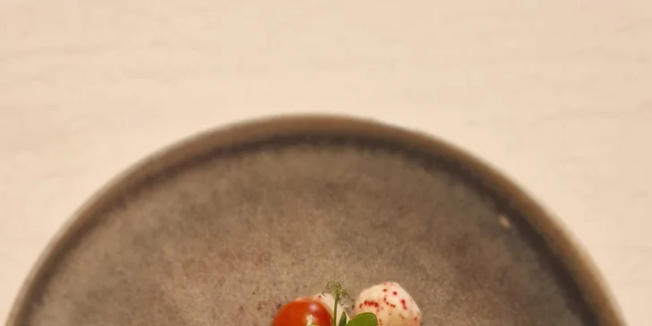Baby mozzerella so cherry paradajkami, bylinkovým pestom a balzamikom a bagetkou