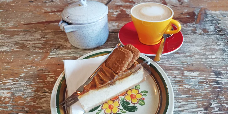 Podle vašeho výběru vám tu připraví vynikající kávu: lungo, americano, cappuccino nebo latté. K němu vám naservírují domácí dort podle aktuální nabídky.