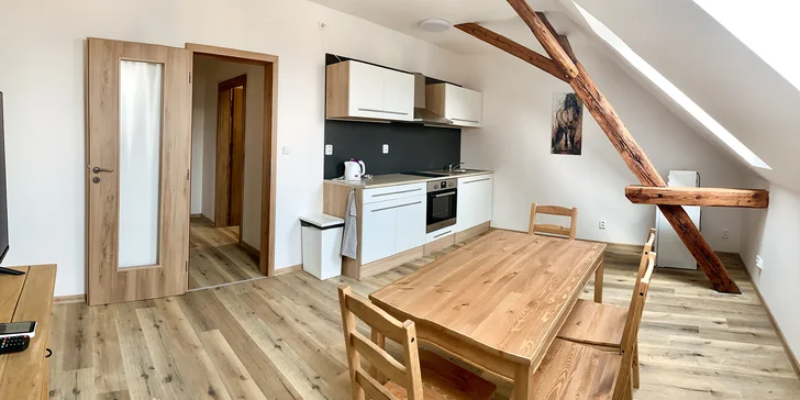 Apartmány jsou situovány v 1. patře zrekonstruovaného objektu stodoly na koňském statku.
