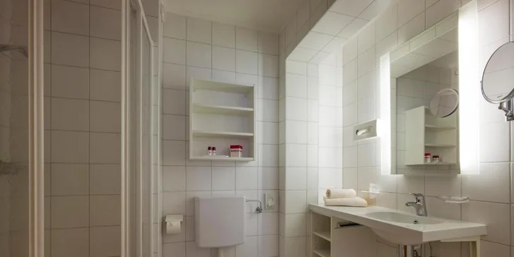 Samozřejmostí je koupelna se základní hotelovou kosmetikou.