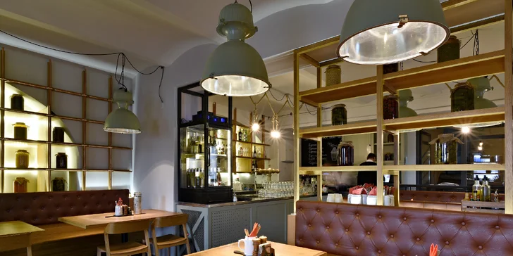 Restaurace sídlí v historické budově, interiér je ale moderní.