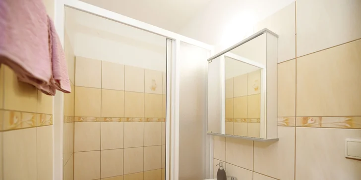 Všetky izby disponujú kúpeľňou so sprchou a toaletou.