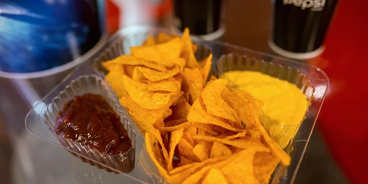 Veľké Nachos Combo zahŕňa veľký 125 g nachos s dvomi omáčkami a 0,7 litrový nápoj podľa vlastného výberu