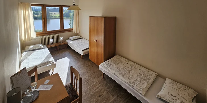 Ubytujete se v jednoduchých pokojích s postelí a vlastní koupelnou s WC. 