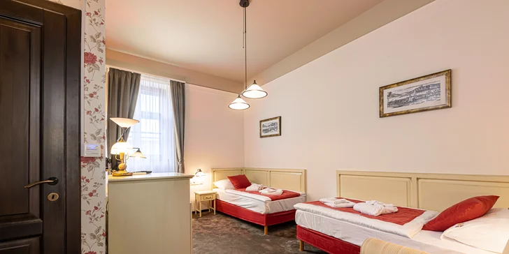 Podle zvolené varianty se ubytujete v pokoji či apartmánu.
