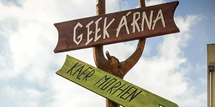 Geekárnu najdete u zastávky U Zvonu. 