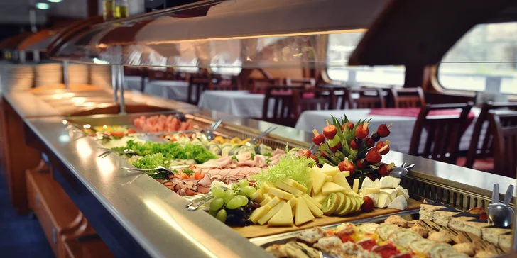 V ceně je jak vyhlídková plavba, tak aperitiv dle denní nabídky a oběd nebo večeře formou švédských stolů. 