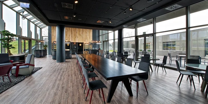 V hotelu Kreinbacher Birtok si budete užívat nevšední moderní architekturu v kombinaci s přírodou a vinohradem, příjemné ubytování i dobrou snídani. 
