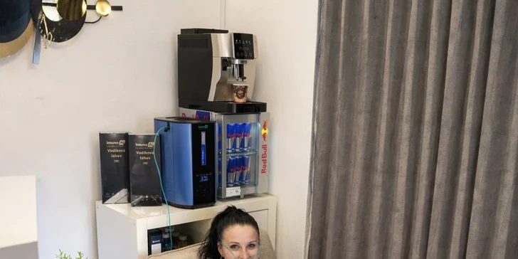 Stačí se pohodlně usadit a 30 minut přirozeně dýchat přes nosní kanylu. 
